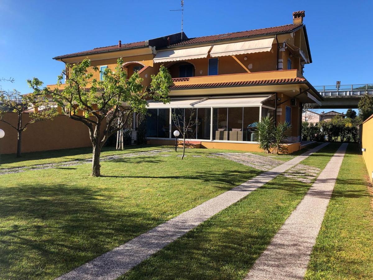 Casa Vacanze Sunflower Carrara Exterior photo